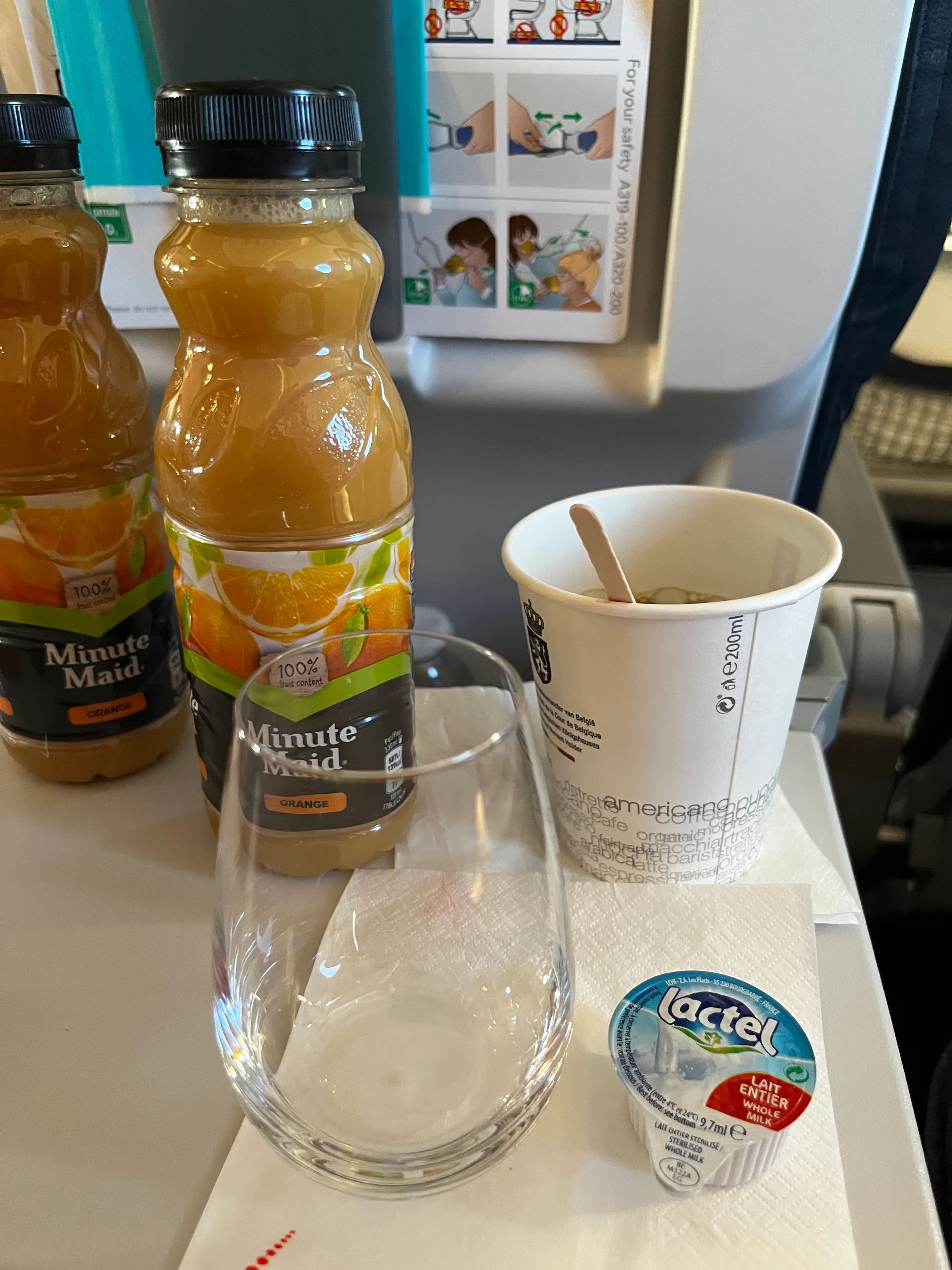 Armlehne mit Kaffee und Orangensaft