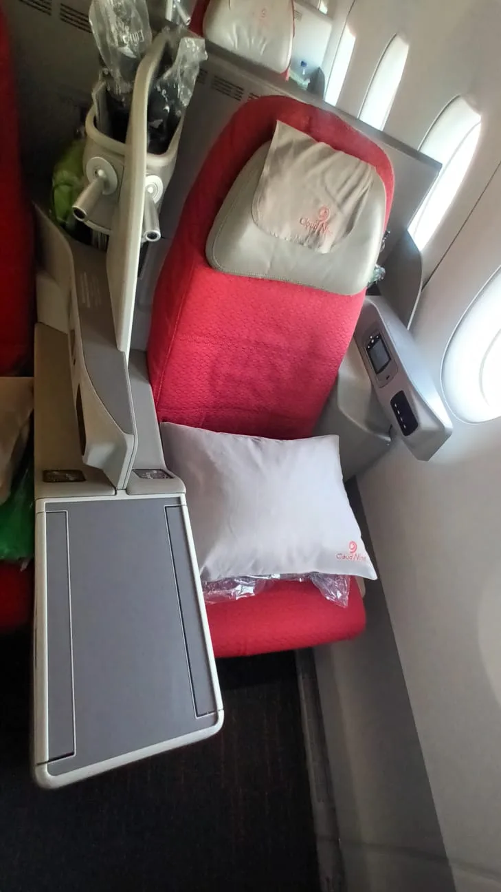 Business Class Sitz mit Kopfkissen und Armlehne in einem Flugzeug