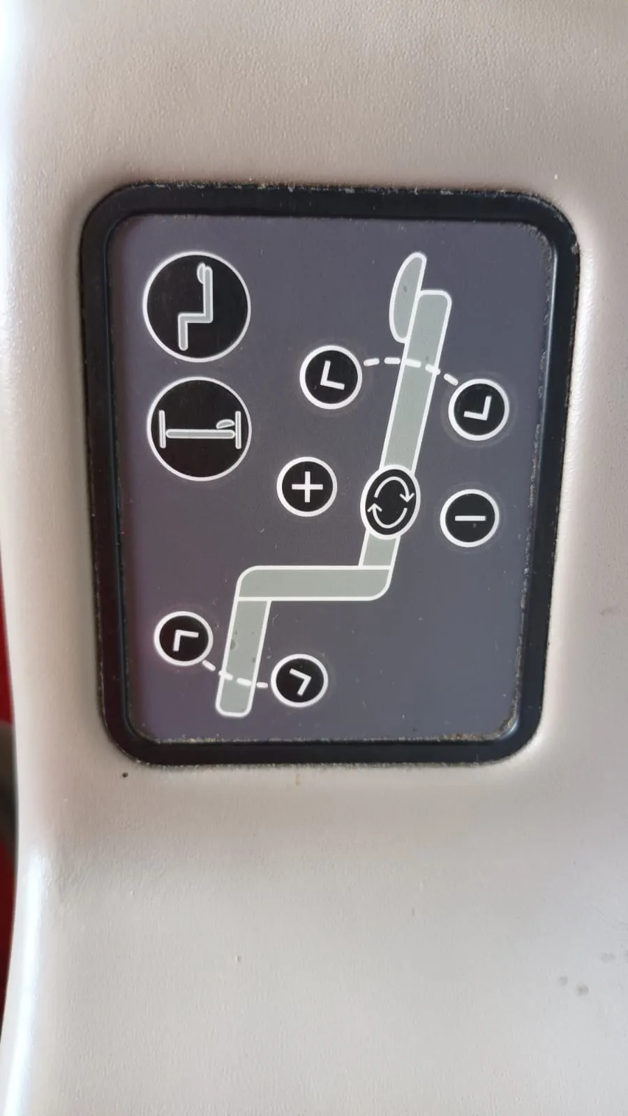 Steuerung für Sitzpositionierung und Kopfstütze in einem Flugzeug