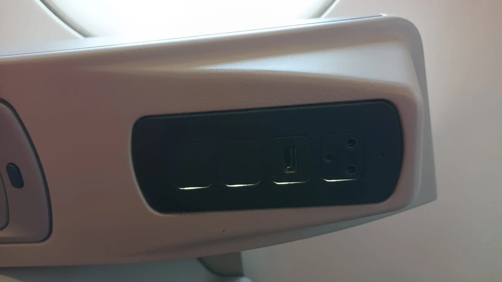 Steckdosen und USB-Anschluss in der Business-Klasse von Ethiopian Airlines