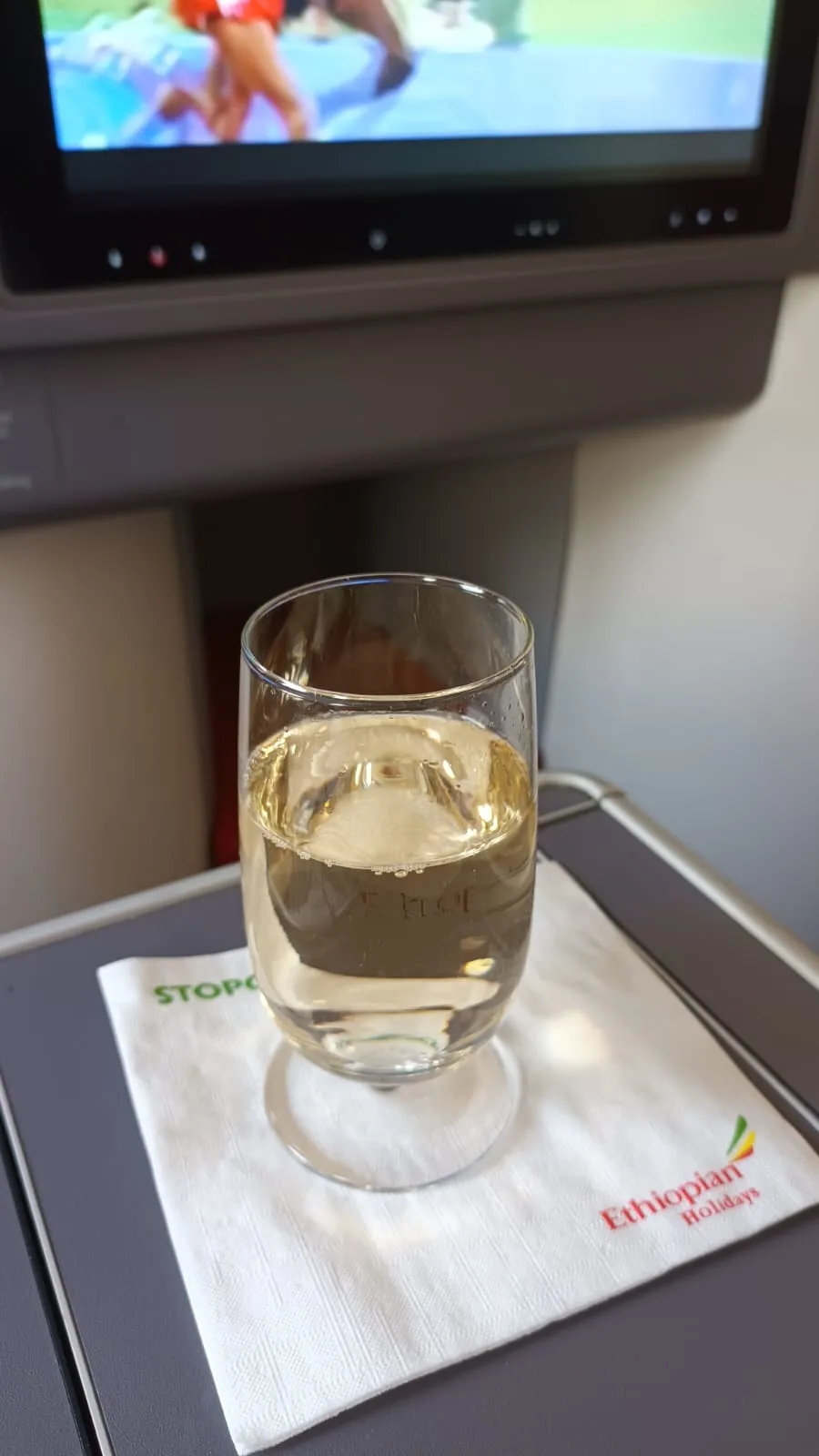 Glas mit Eiswürfeln auf Serviette mit Etikett