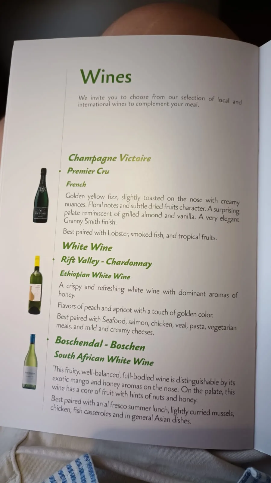 Weinmenü mit drei Weinoptionen: Champagner, Weißwein und weiterer Weißwein