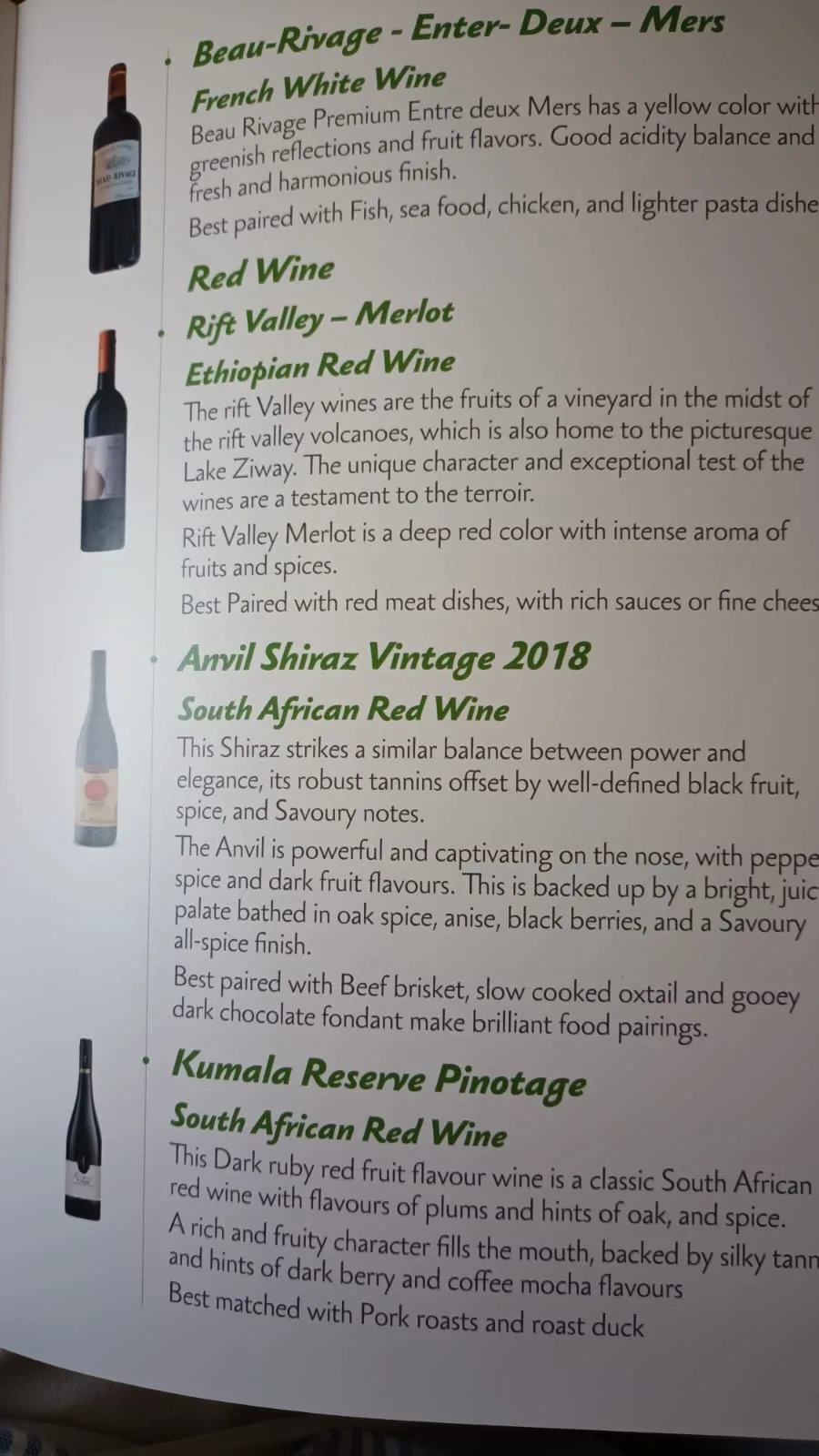 Weinmenüs mit verschiedenen Rotweinen und Beschreibungen