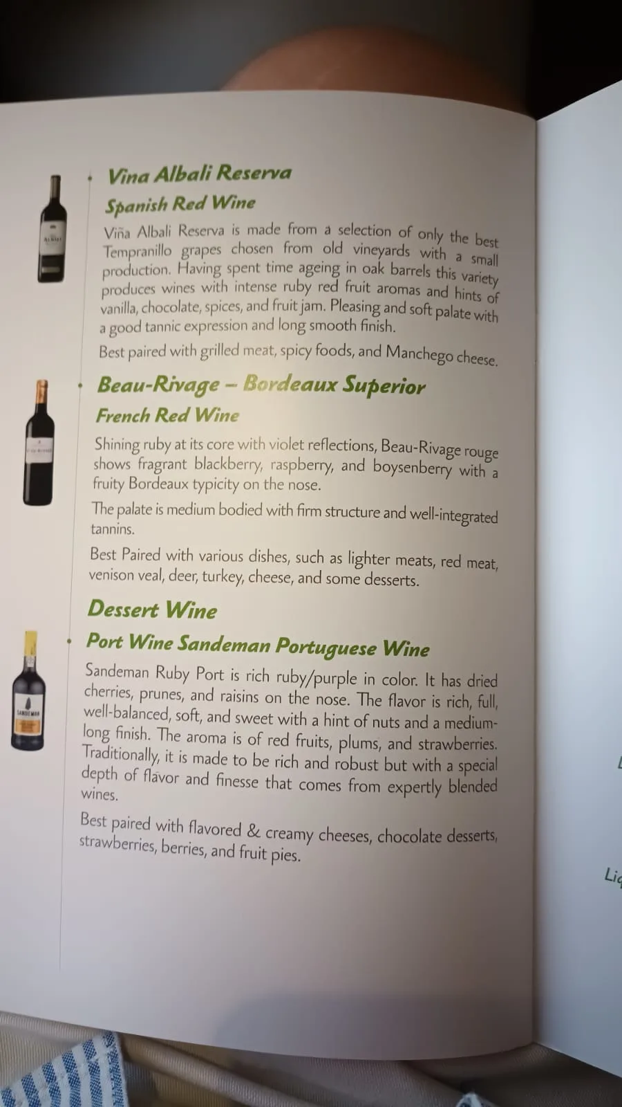 Weinmenüs mit Beschreibungen von spanischen und französischen Rotweinen sowie Dessertwein