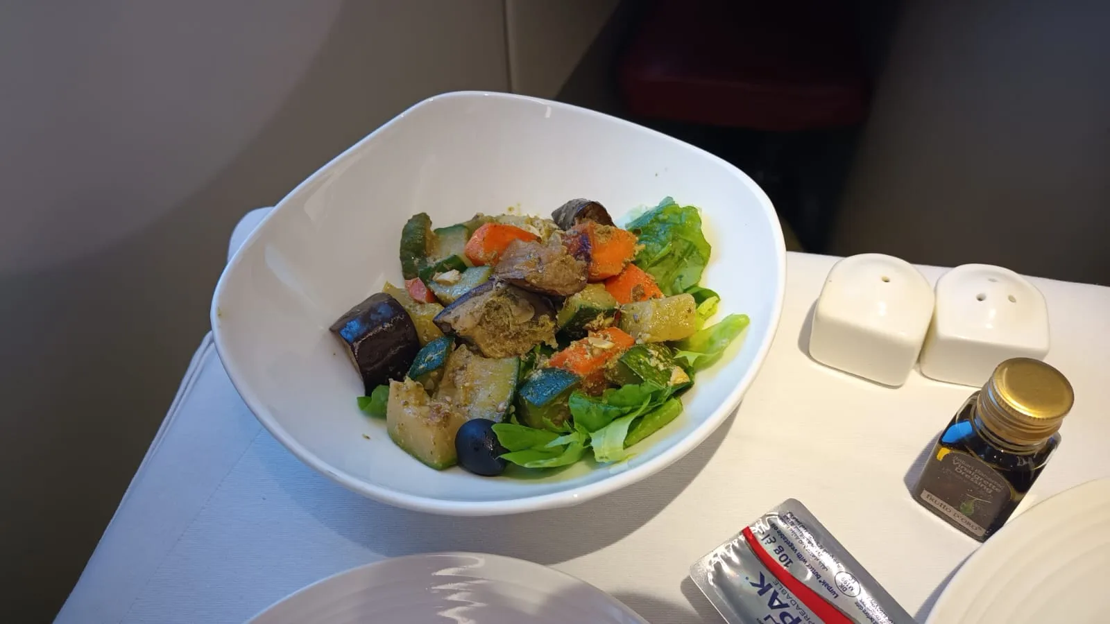Gesunde Salatplatte mit Gemüse in weißer Schale auf Tisch
