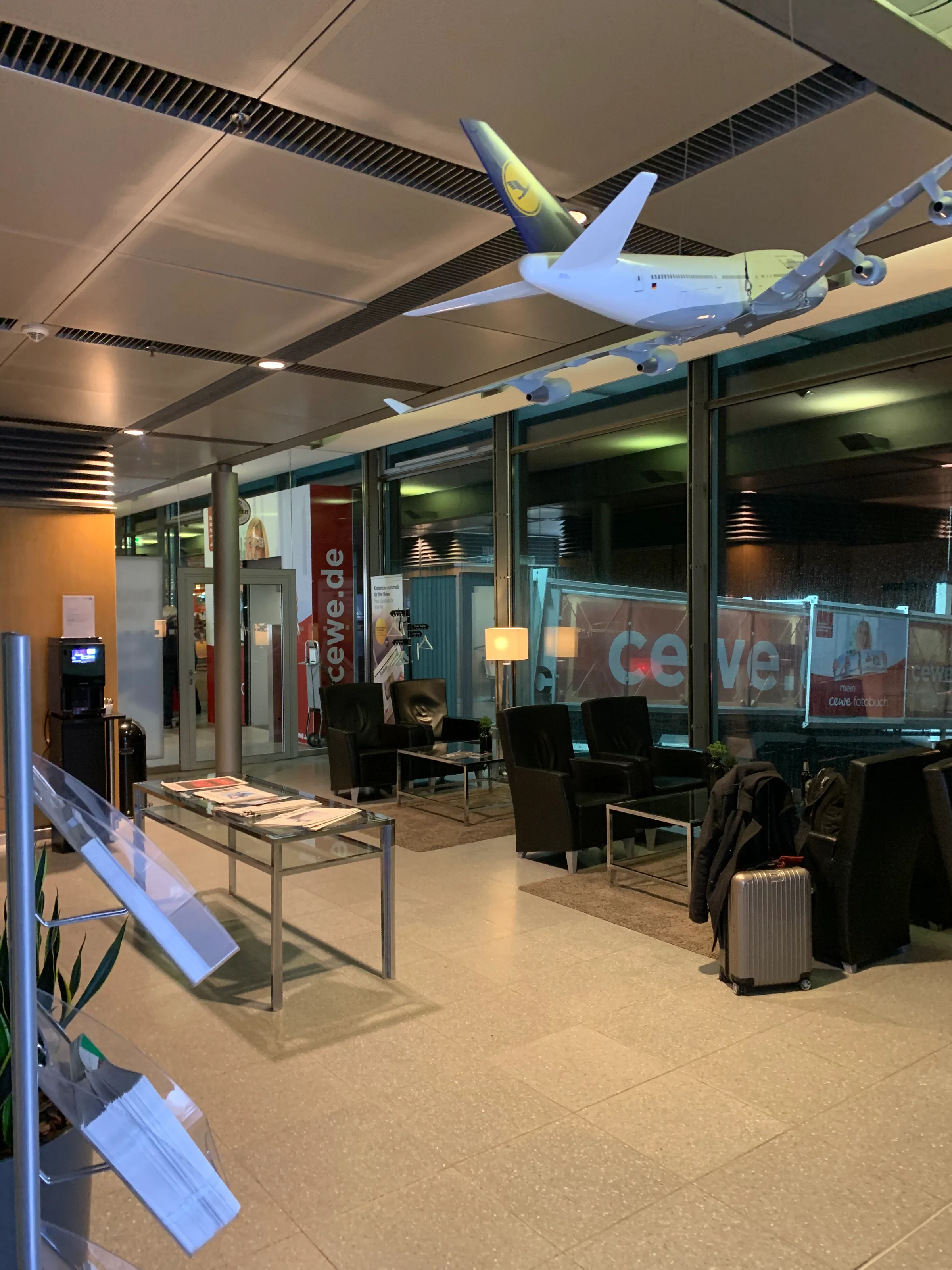Business Lounge im Flughafen mit Sitzmöbeln und Modellflugzeug