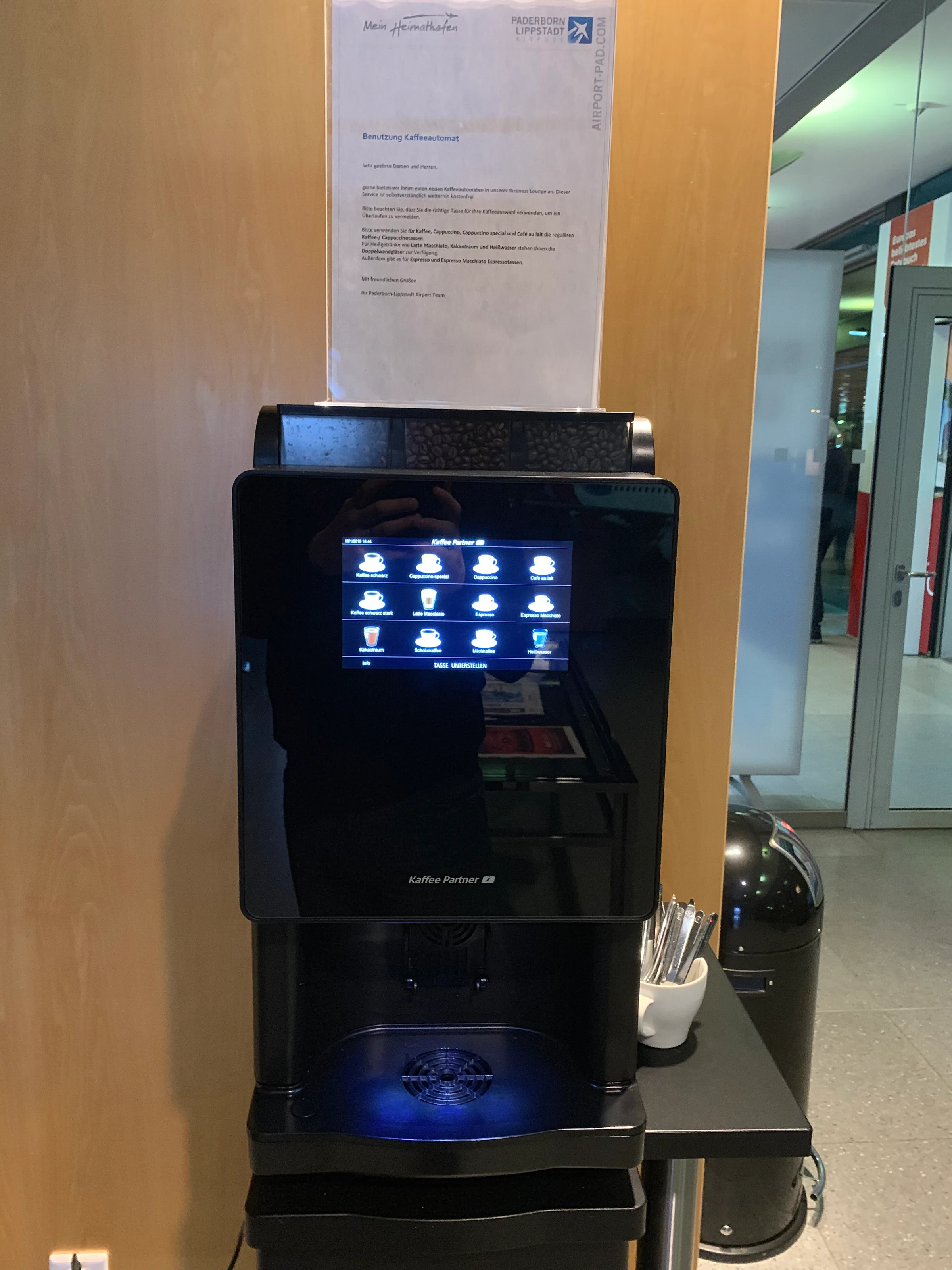 Kaffeeautomat mit Touchscreen im Business Lounge