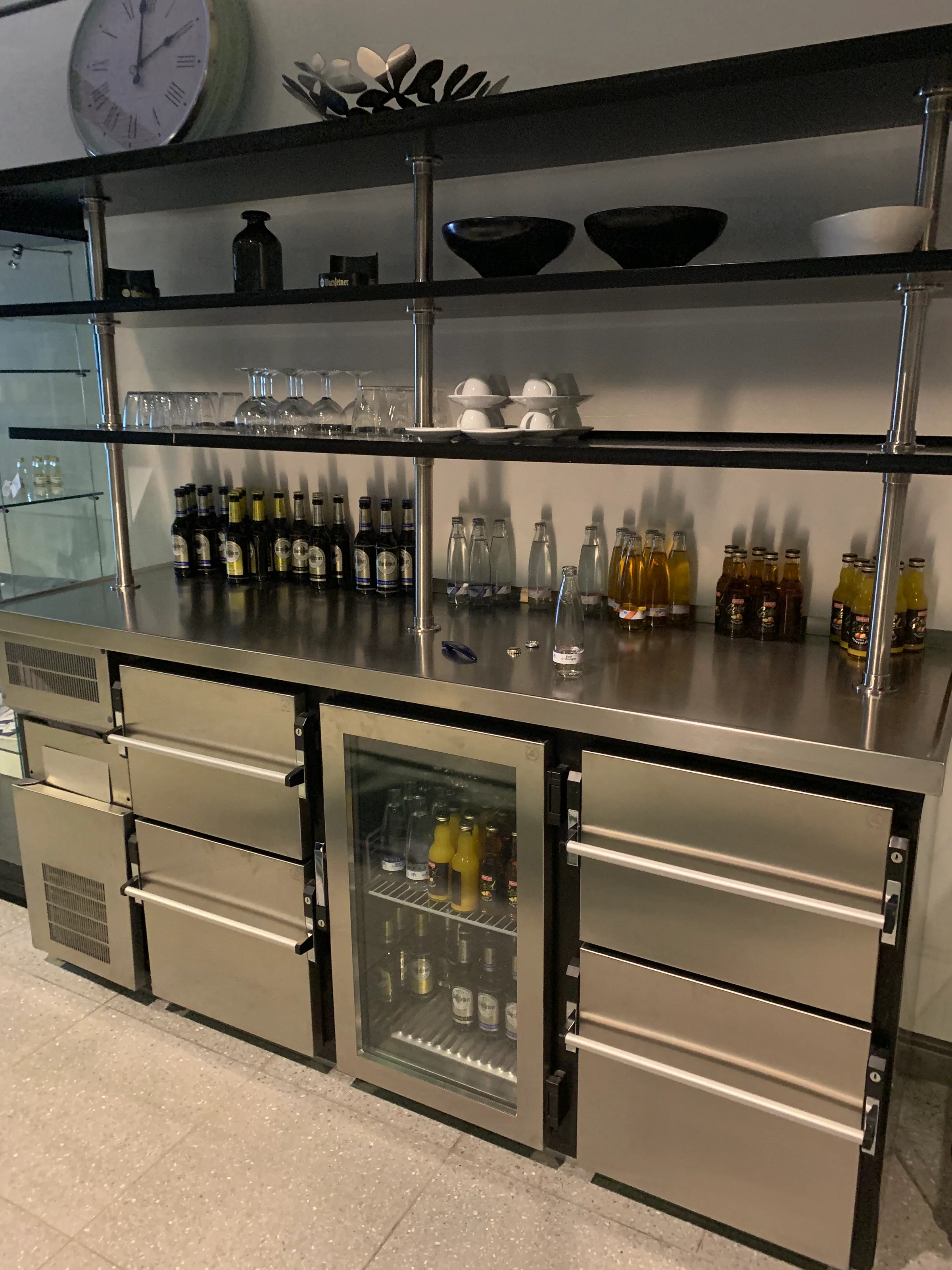 Getränkebar mit Flaschen und Gläsern auf Metallregal