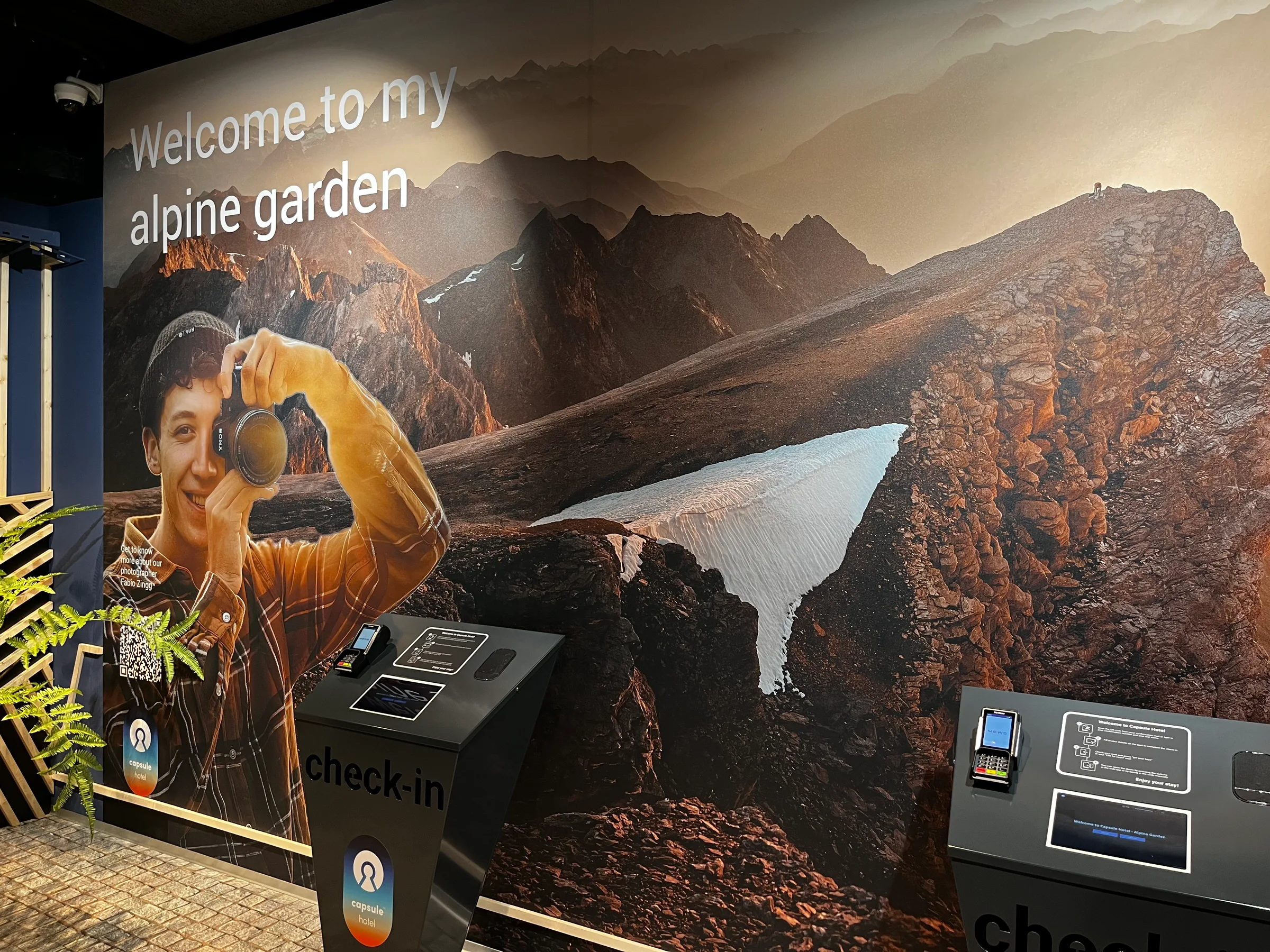 Check-in automaten mit Bergpanorama im Hintergrund
