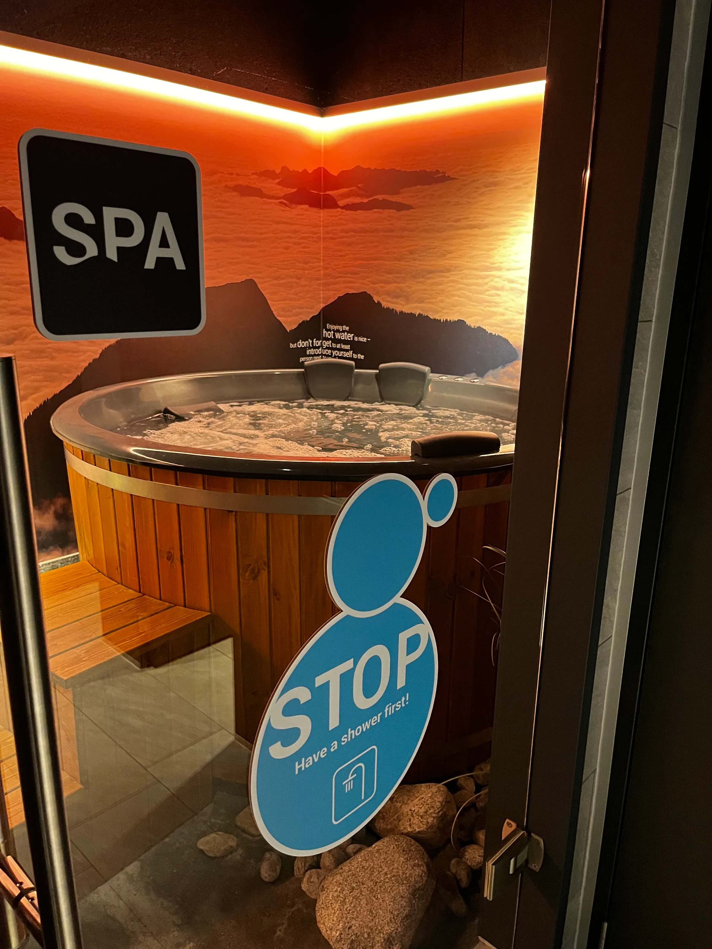 Eingang zum Spa mit Hinweis auf Duschen vorher