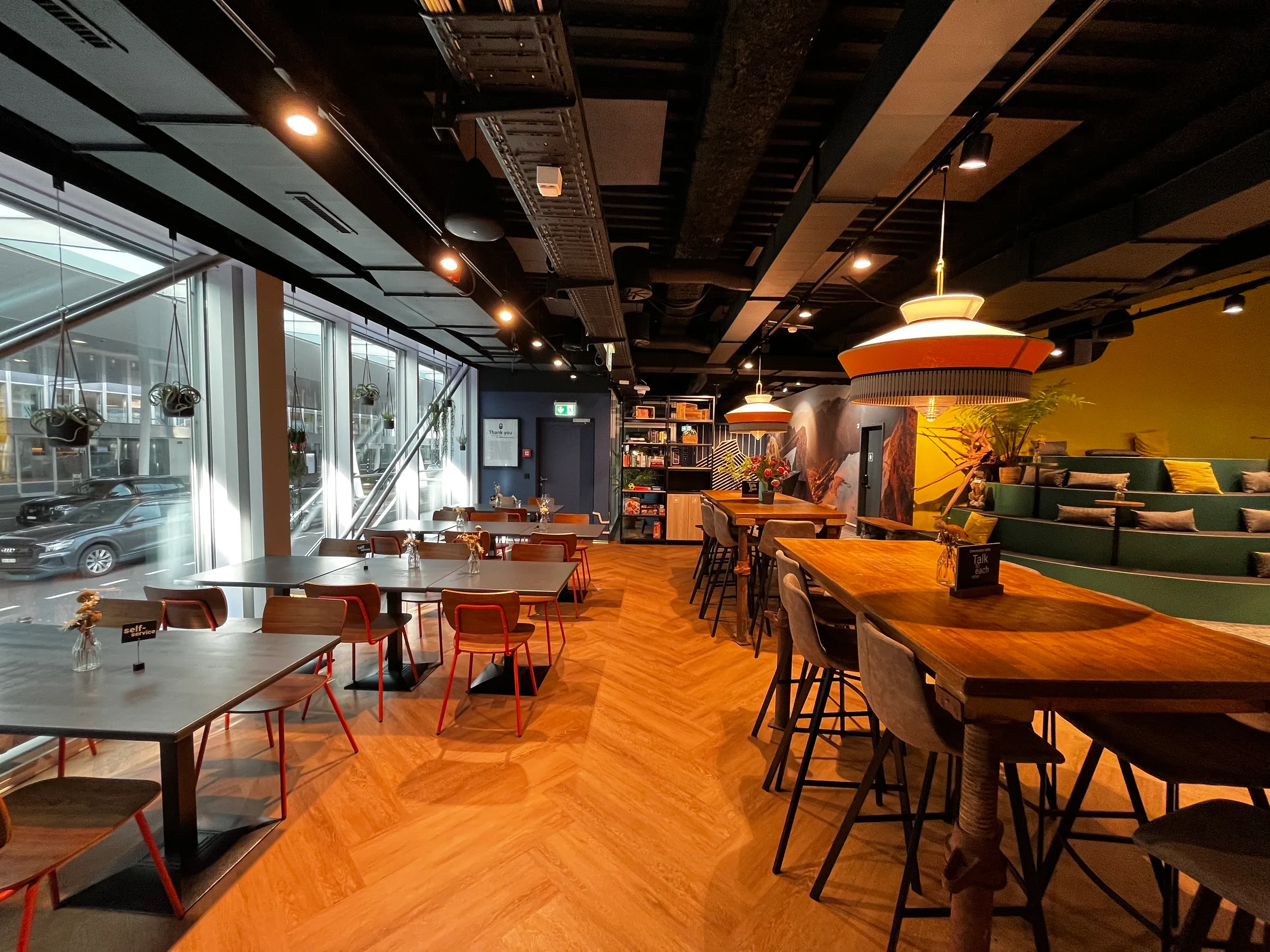 Lounge mit Holztischen und Stühlen im modernen Design