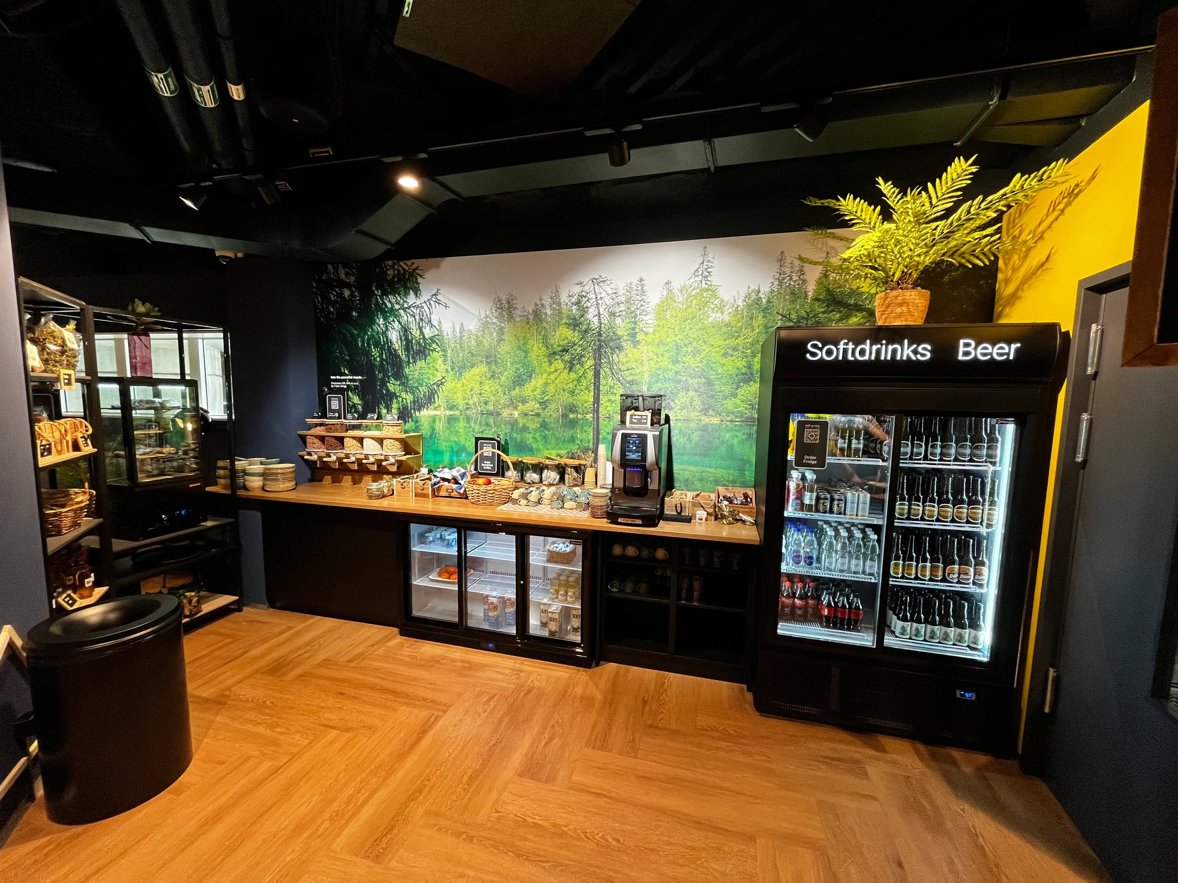 Hotelbar mit Getränkekühlschränken und Holztresen