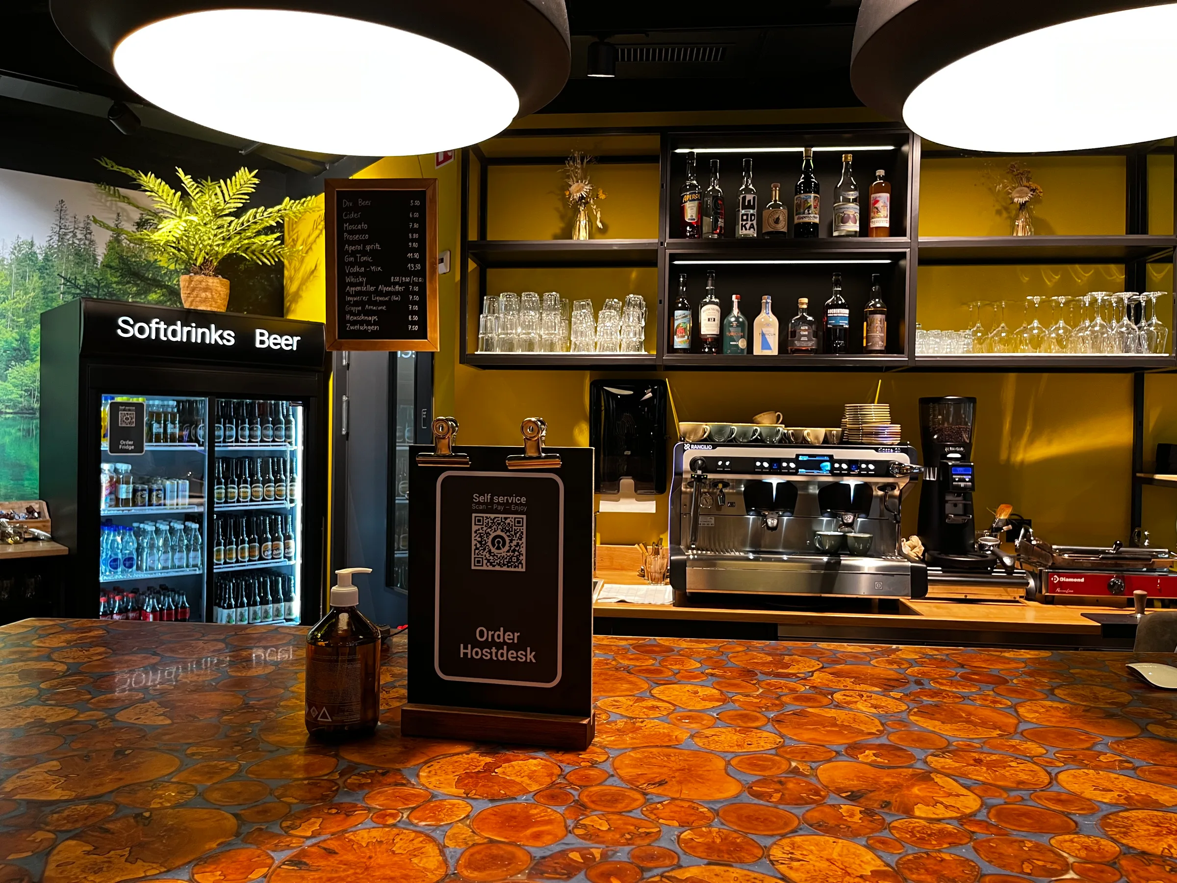 Hotelbar mit Getränkekühlschrank und Kaffeevollautomat