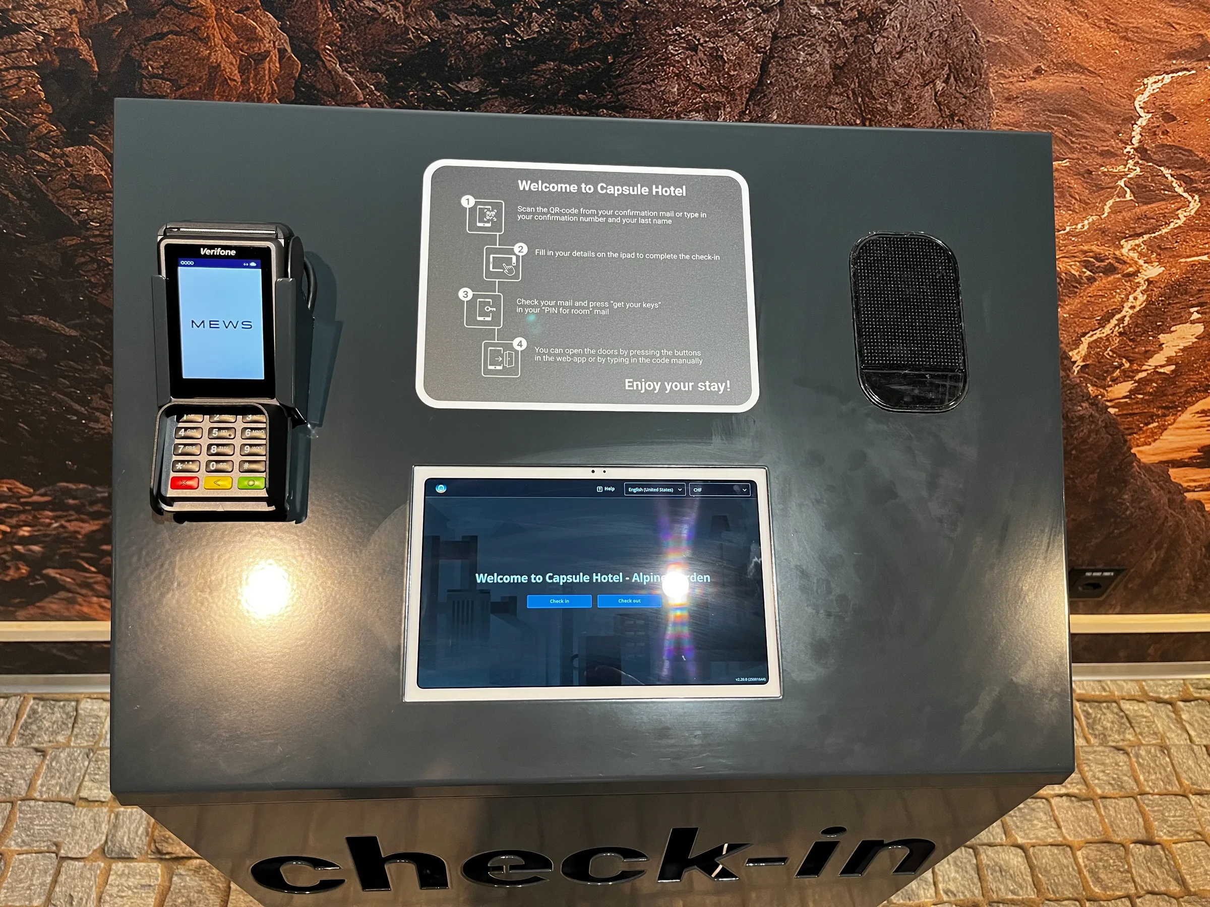 Check-in-Bereich mit Kartenleser und Bildschirm für Capsule Hotel