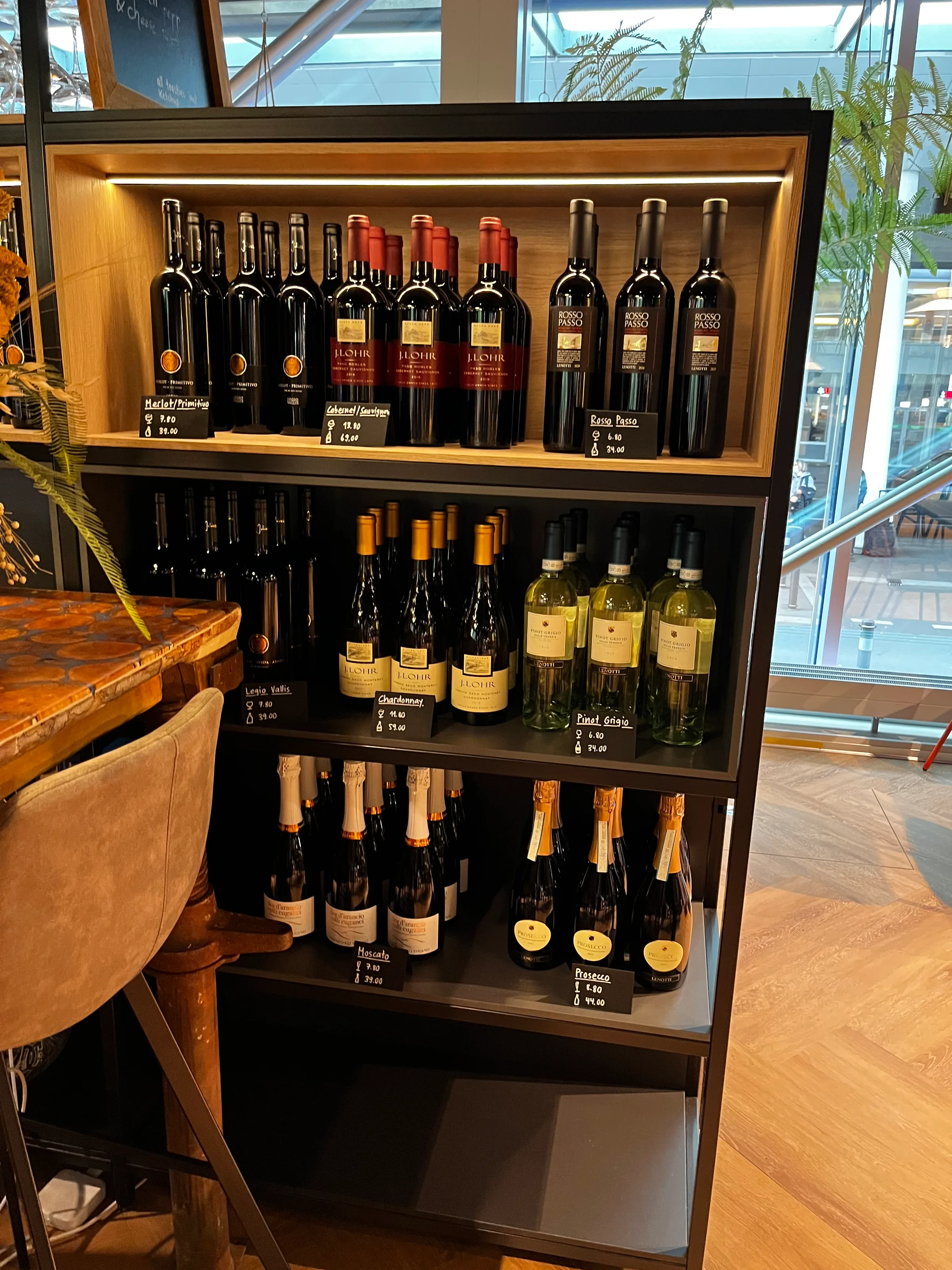 Weinregal mit verschiedenen Flaschen in einem Flughafenhotel