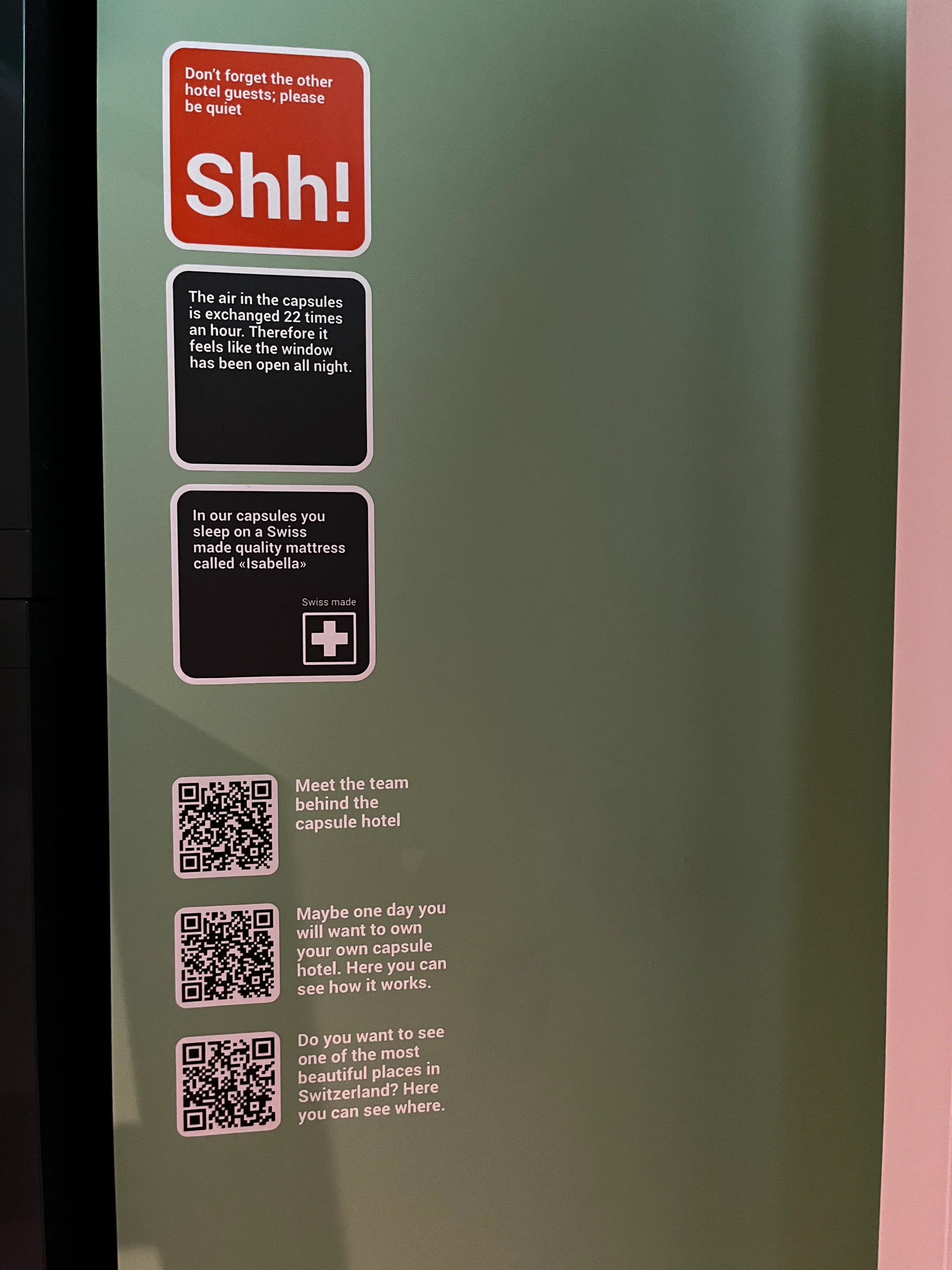 Informationstafel über die Kapselfähigkeit im Flughafenhotel