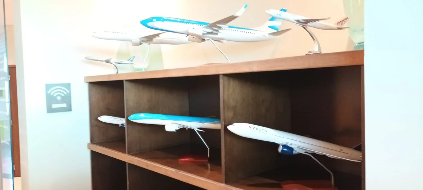 Modellflugzeuge auf Holzregal im Flughafenlounge