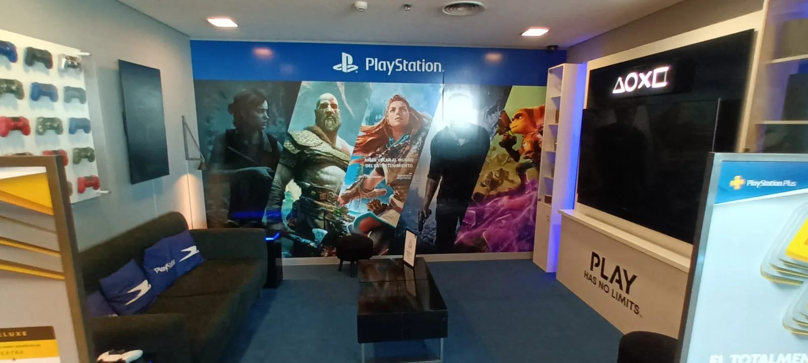 PlayStation-Lounge mit Sitzmöbeln und Werbung für Spiele