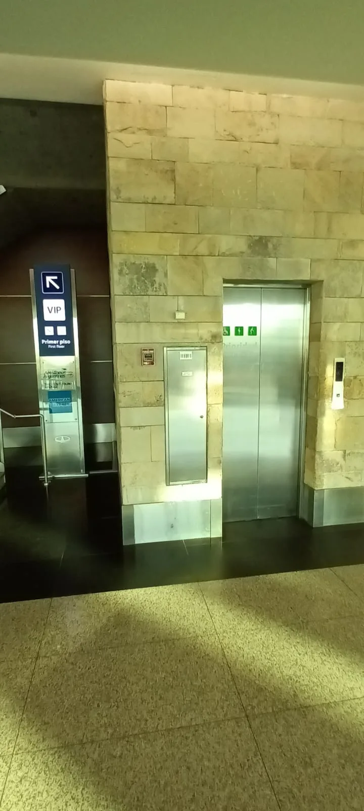 Aufzug und VIP-Schild in einem Flughafenlounge