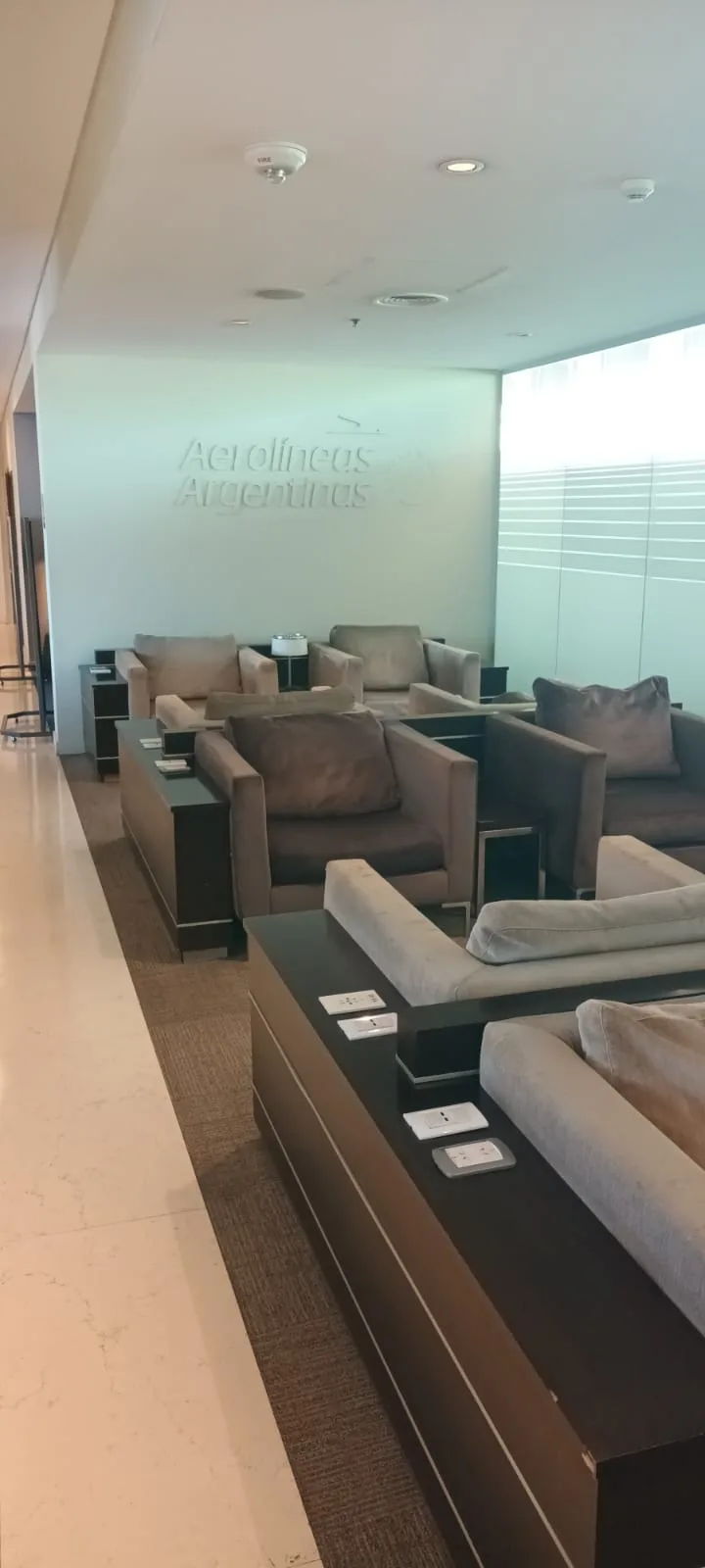 Lounge mit Sesseln und Couchen in neutralen Farben