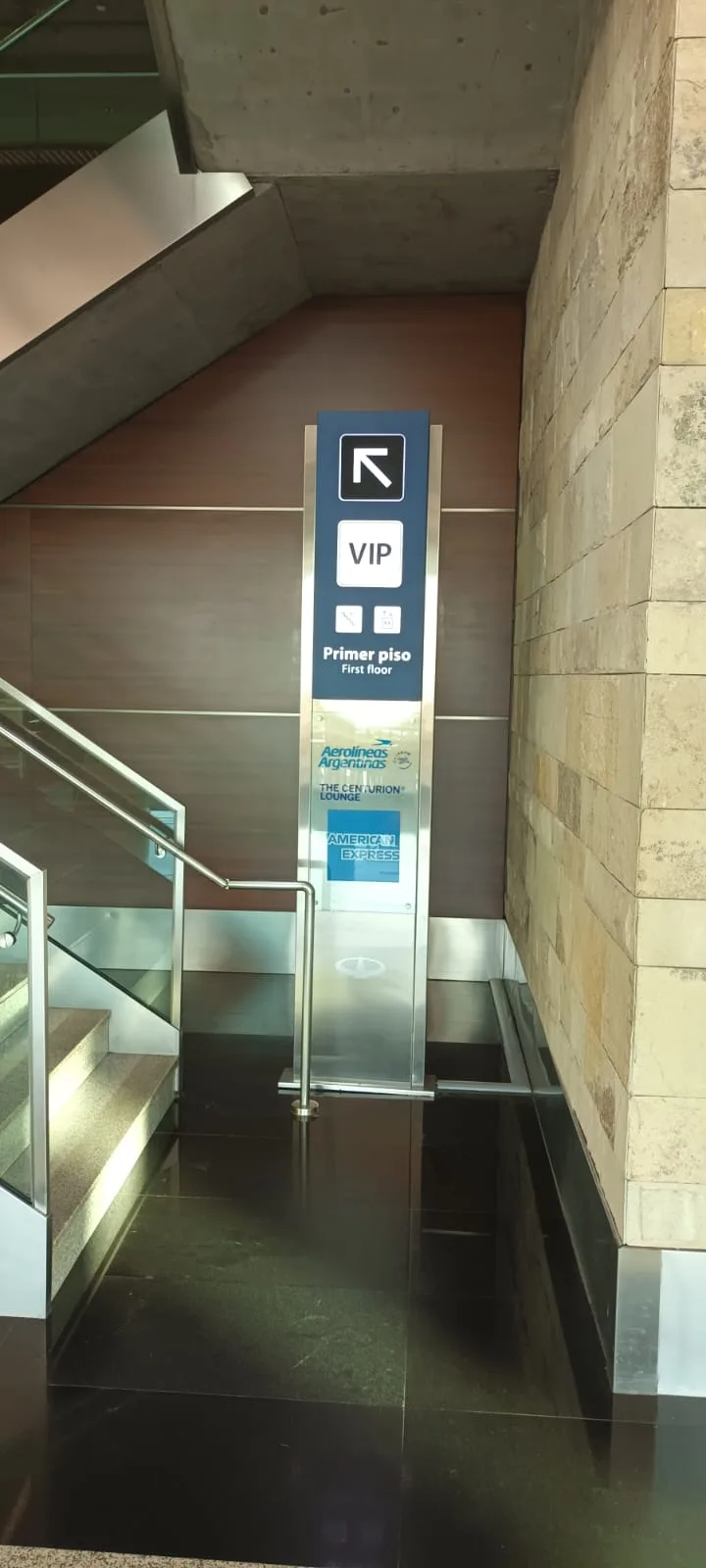 VIP-Zeichen mit Pfeil nach oben und Text auf dem Flughafen