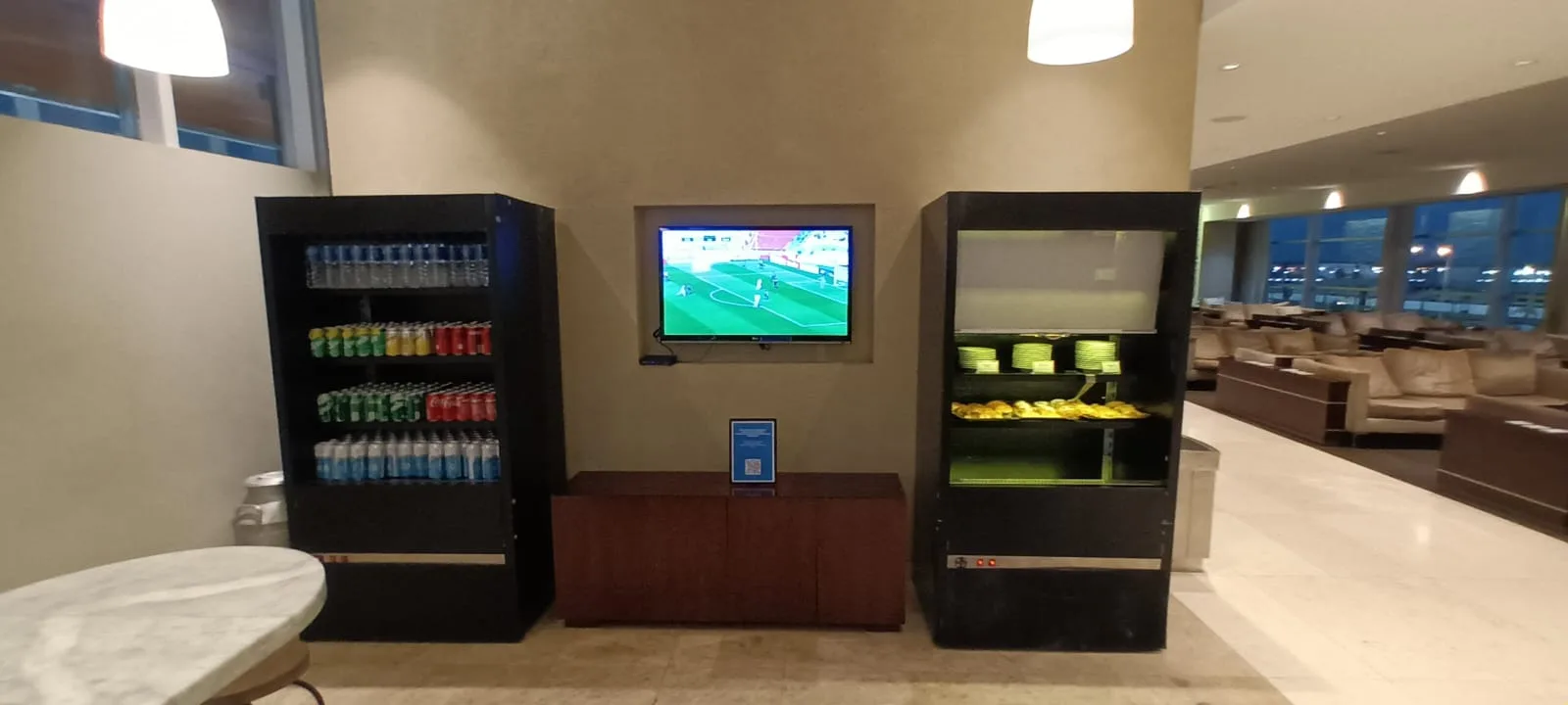 Lounge mit Getränkeautomaten und Snackvitrine
