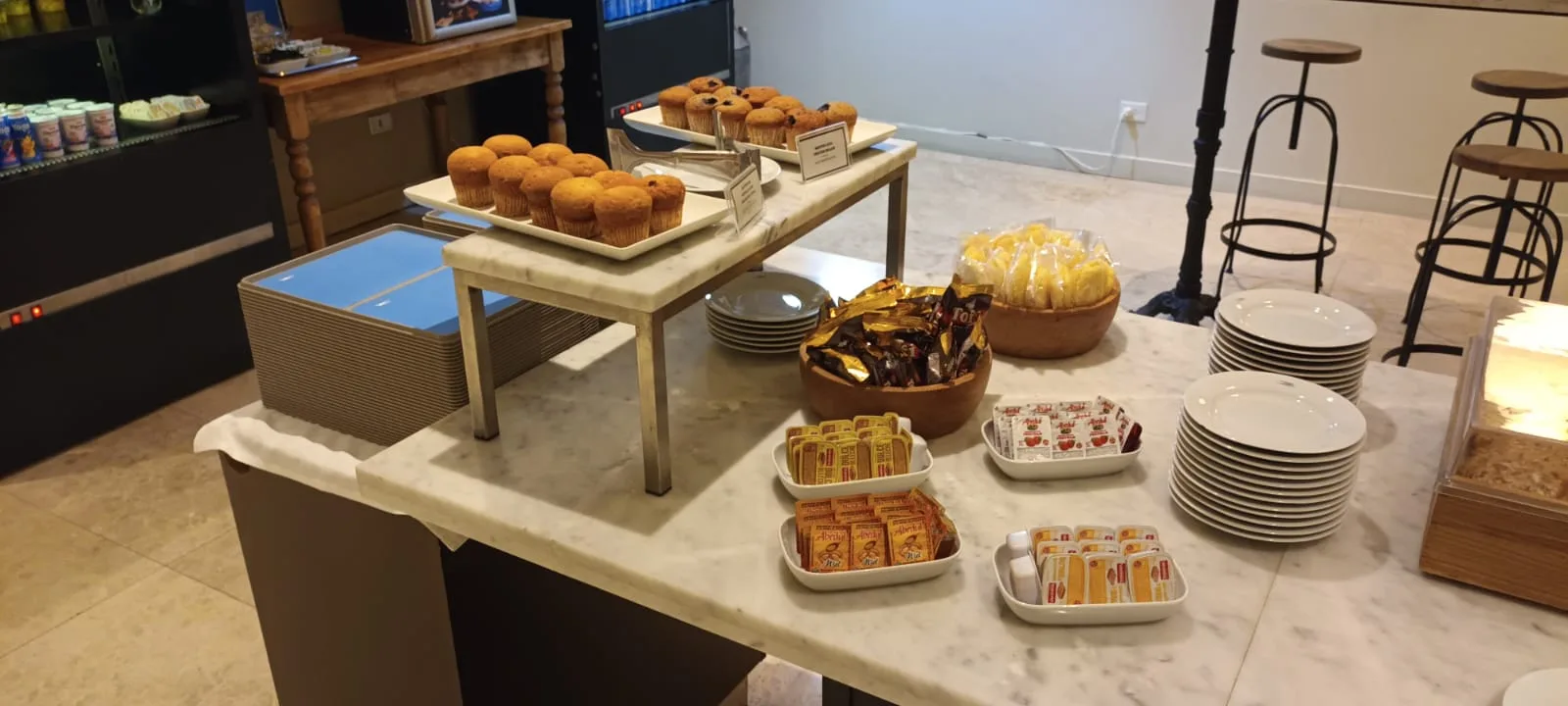 Buffet mit Muffins, Schokolade und Keksen auf einem Marmorbuffet