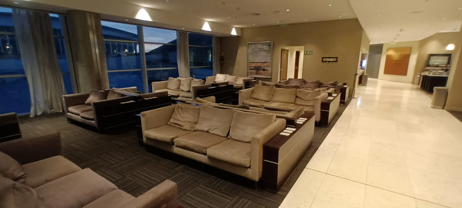 Lounge mit Sesseln und Couchen in neutralen Farben