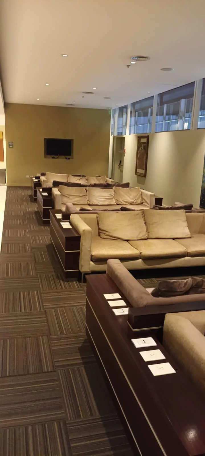 Lounge mit Sesseln und Couchen in neutralen Farben