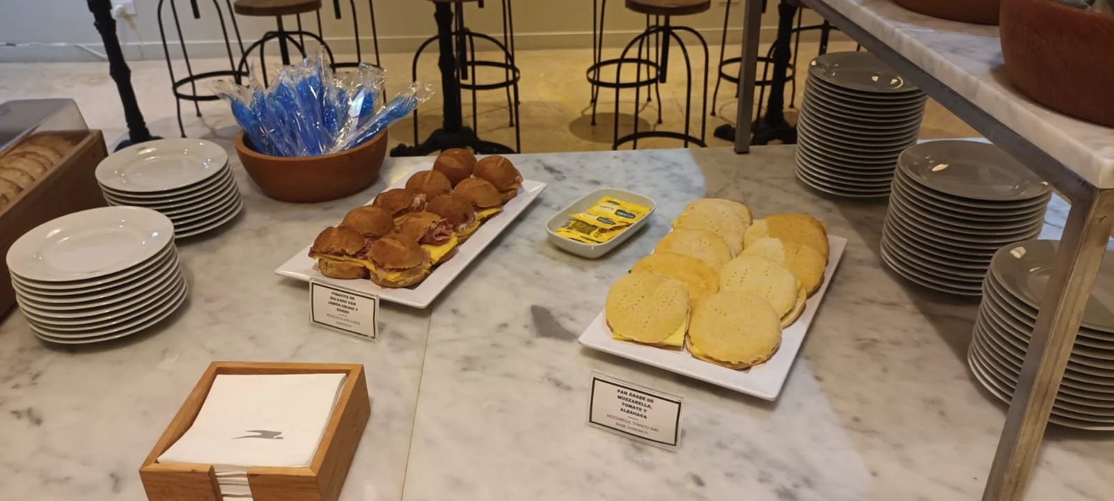 Buffet mit Sandwiches und Pancakes auf einem Marmertisch
