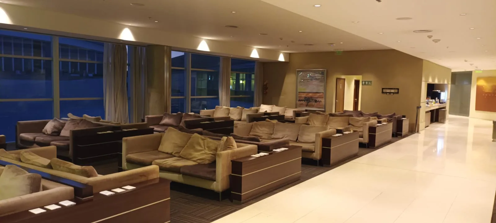 Lounge mit Sesseln und Couchen in warmen Farbtönen