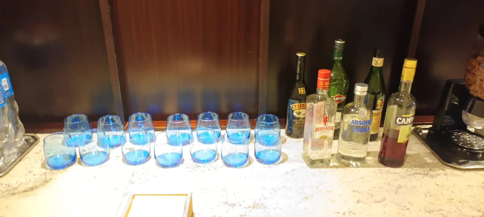 Bar mit blauen Gläsern und Flaschen