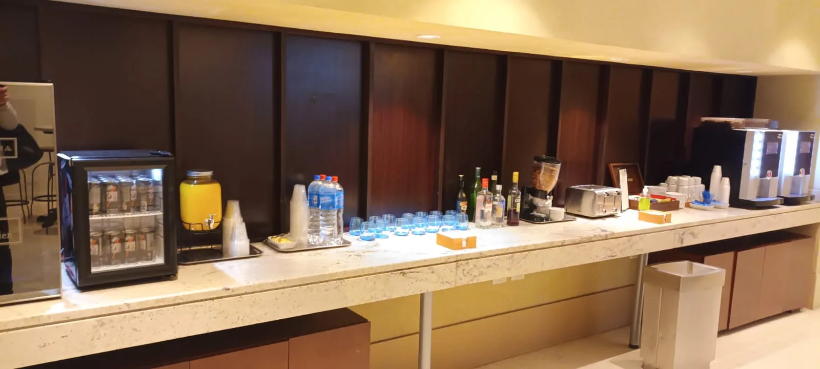 Bar mit Getränken und Snacks im Flughafenlounge