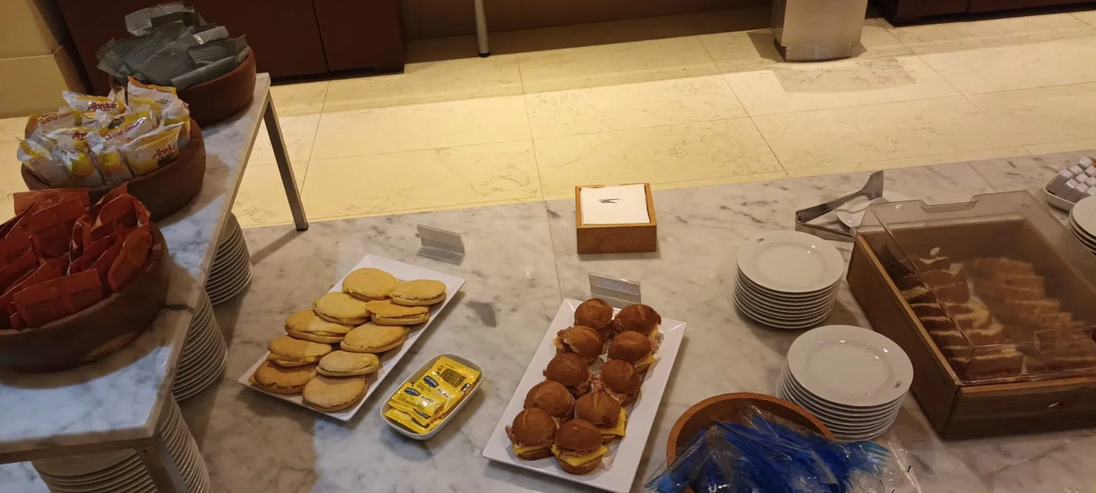 Buffet mit Sandwiches und Keksen auf einem Marmertisch
