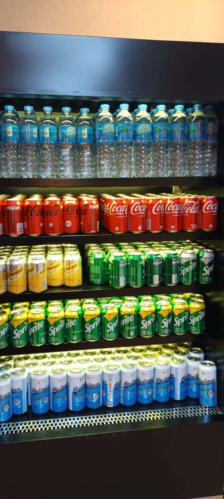 Getränkekühlschrank mit Wasserflaschen, Coca-Cola-Dosen und Getränke%