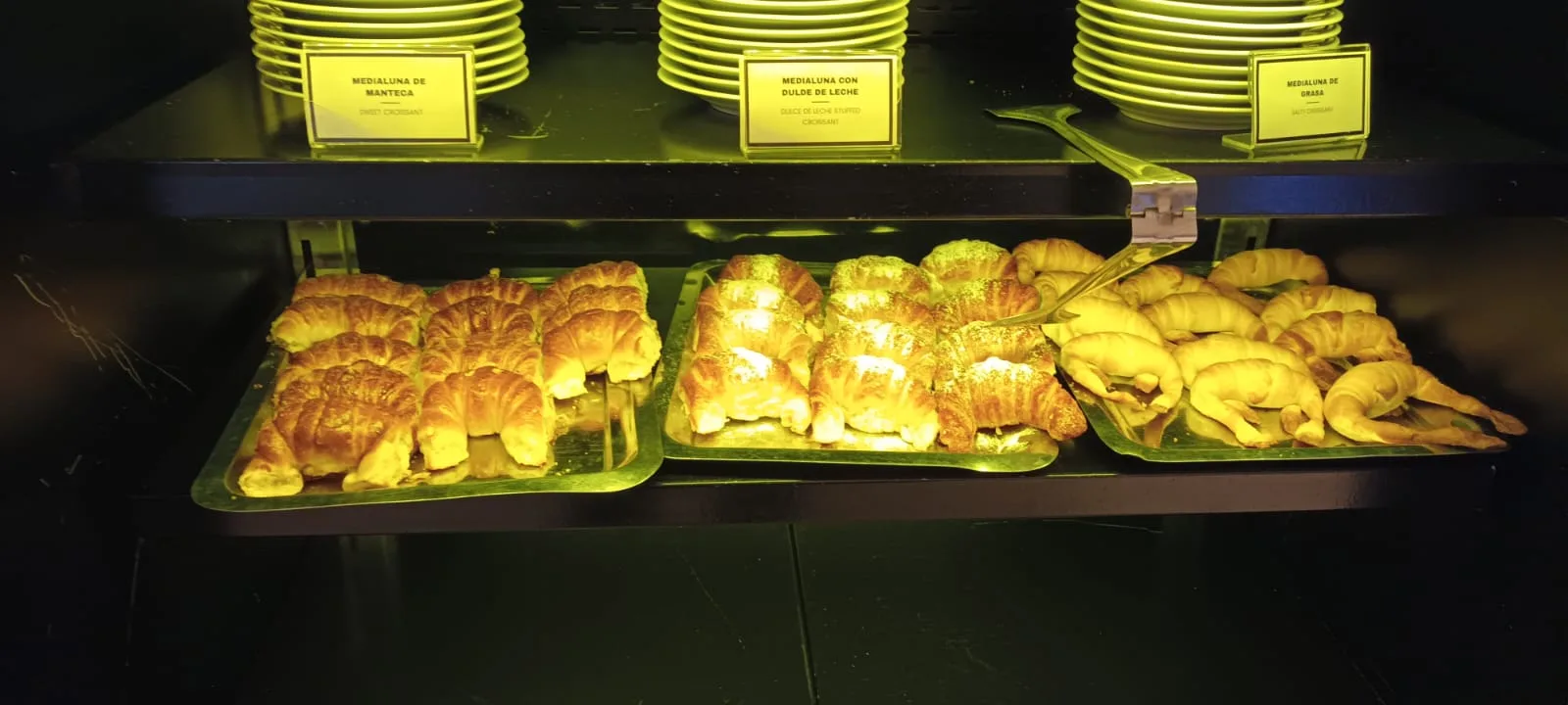 Frühstücksküche mit Croissants auf Platten