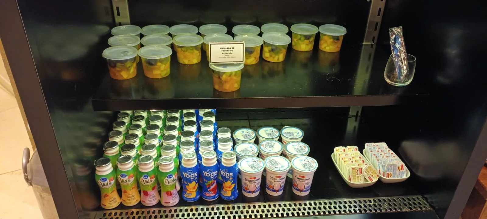 Kühlschrank mit Snacks und Getränken