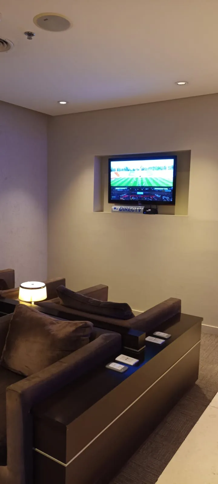 Lounge mit eingebautem Fernseher und Couchen