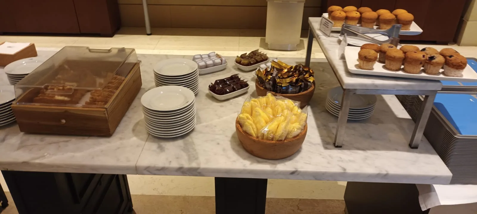 Buffet mit verschiedenen Gebäck und Früchten auf einem Marmortisch