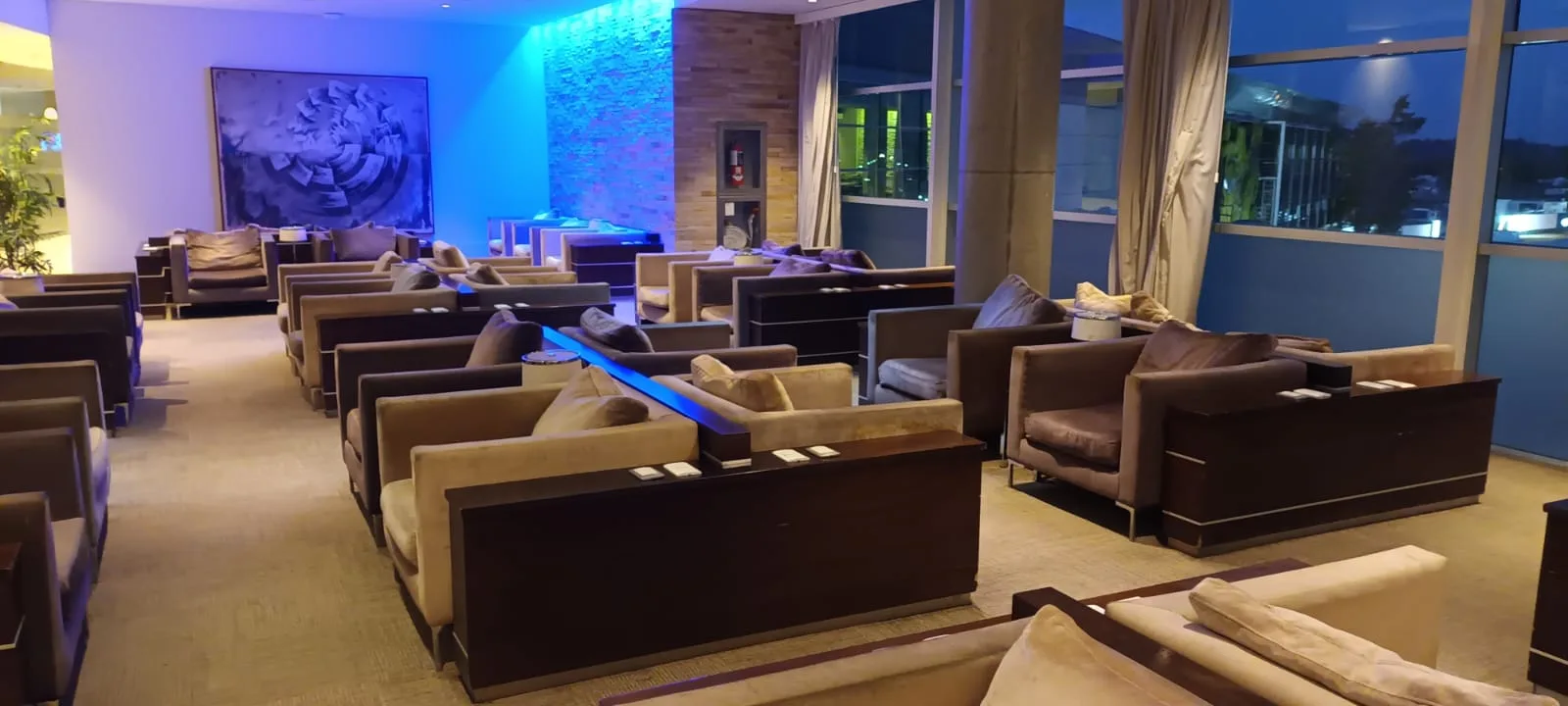 Lounge mit Sesseln und Couchen in neutralen Farben