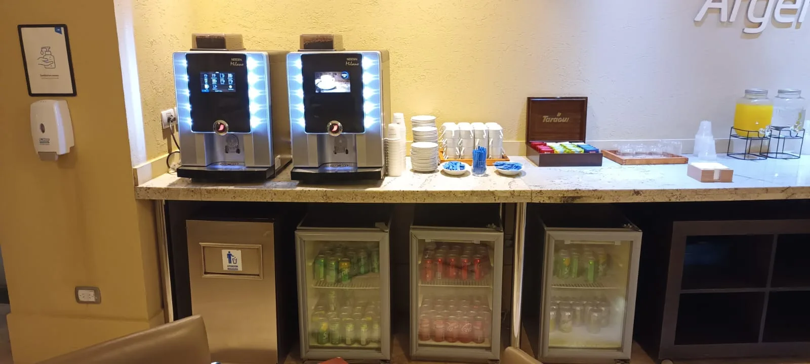 Kaffeeautomaten und Getränkekühlschränke im Lounge-Bereich