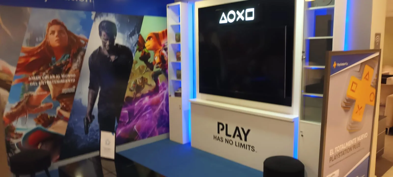 PlayStation Plus Werbung mit Bildern von Spielen und Logo