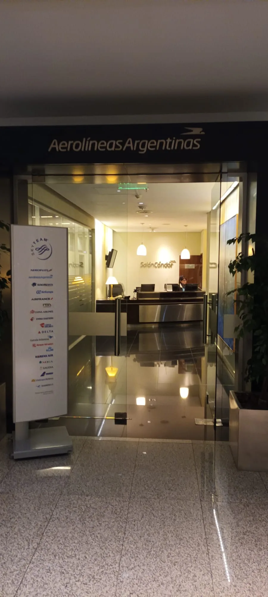 Eingang zum Aerolíneas Argentinas Condor Lounge mit Schild und Empfangsdesk