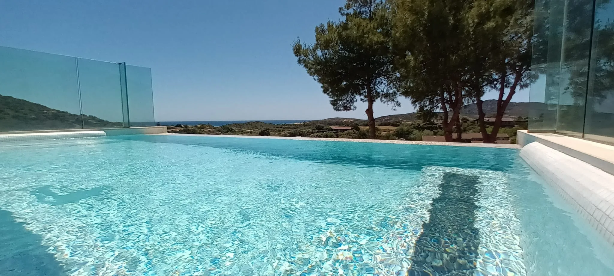 Infinitypool mit Blick auf das Meer und Bäume