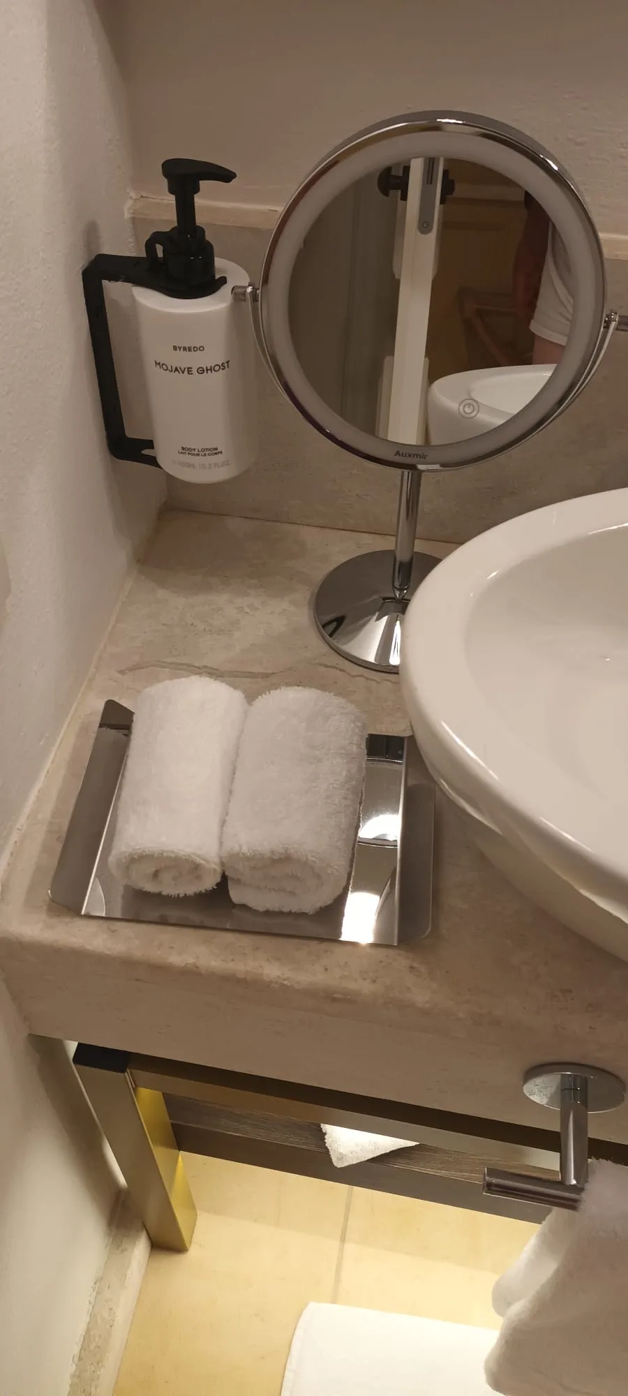Hotelzimmerspiegel mit Handtuchhalter und Waschlotion