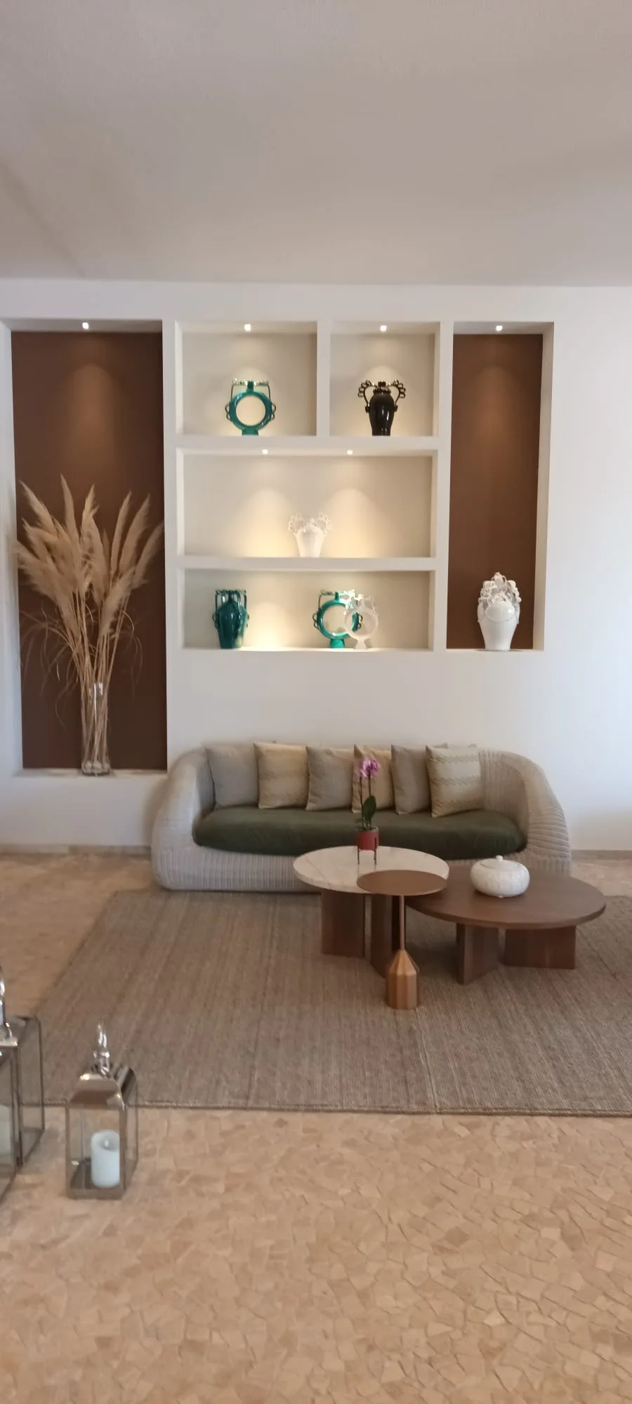 Gästezimmer mit Couch und dekorativen Regalen