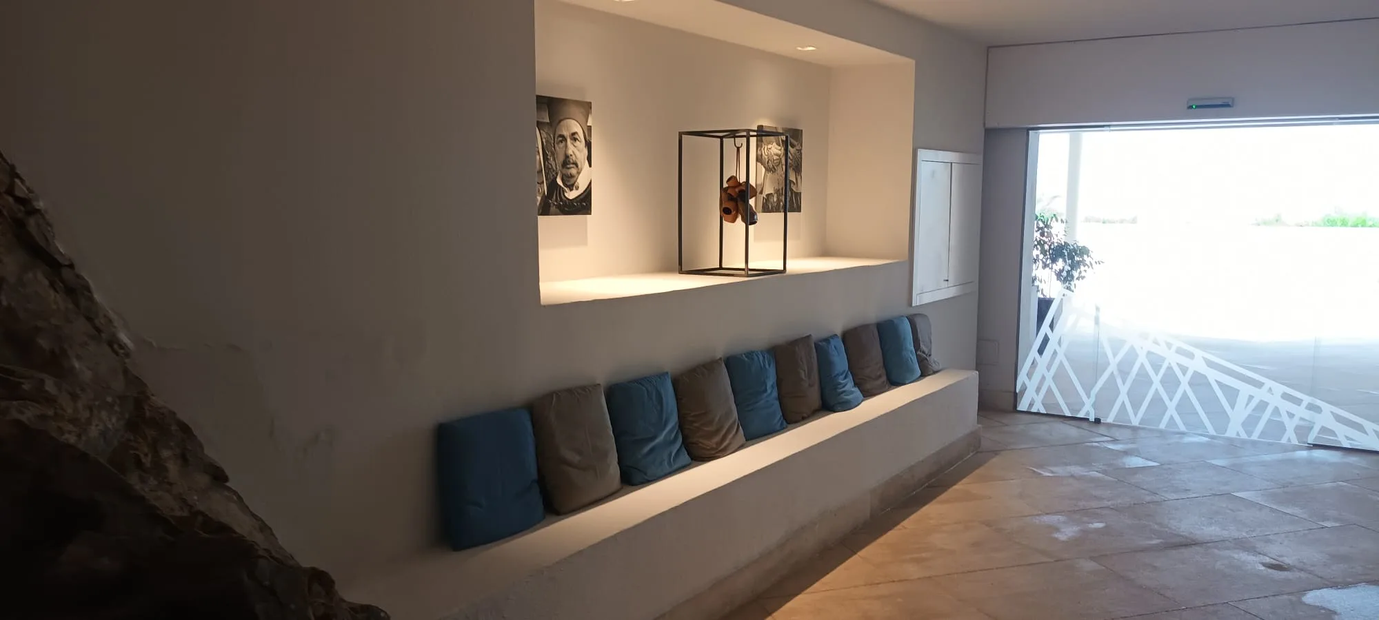 Wartezimmer mit Kissen und Bildern an der Wand