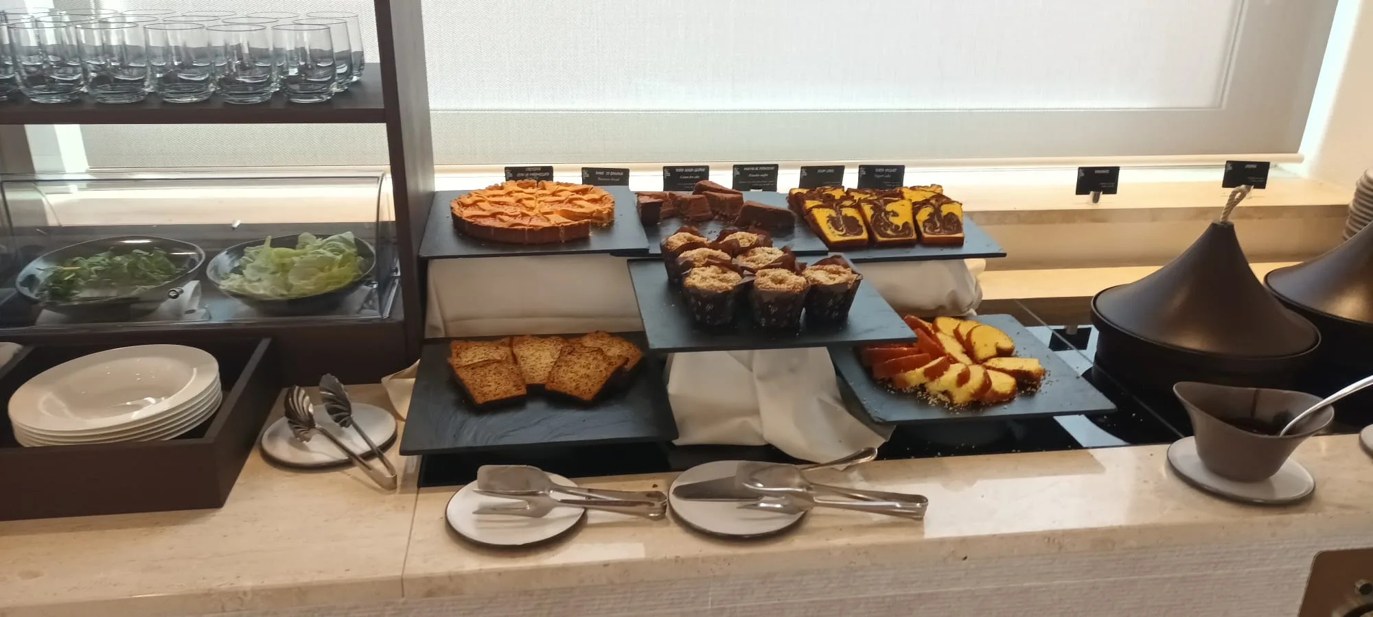 Frühstückstablett mit Kuchen, Muffins und Toasts