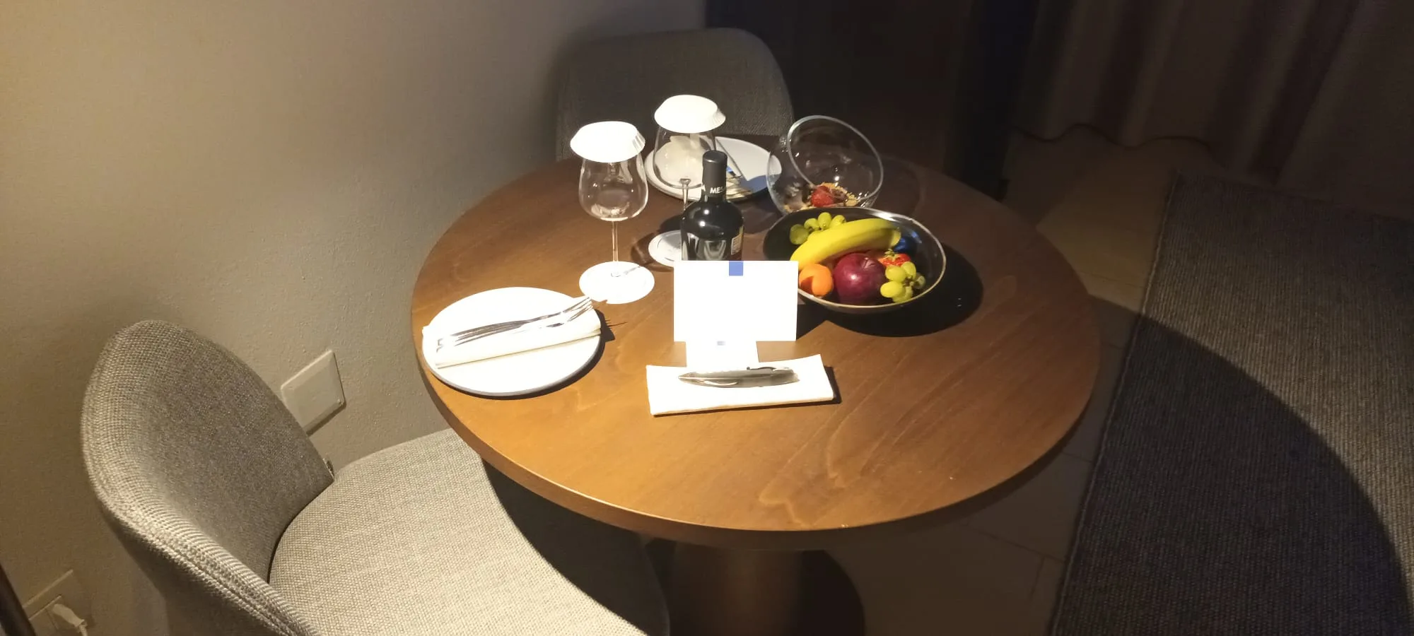 Runder Tisch mit Obstschale und Gedeck für zwei Personen