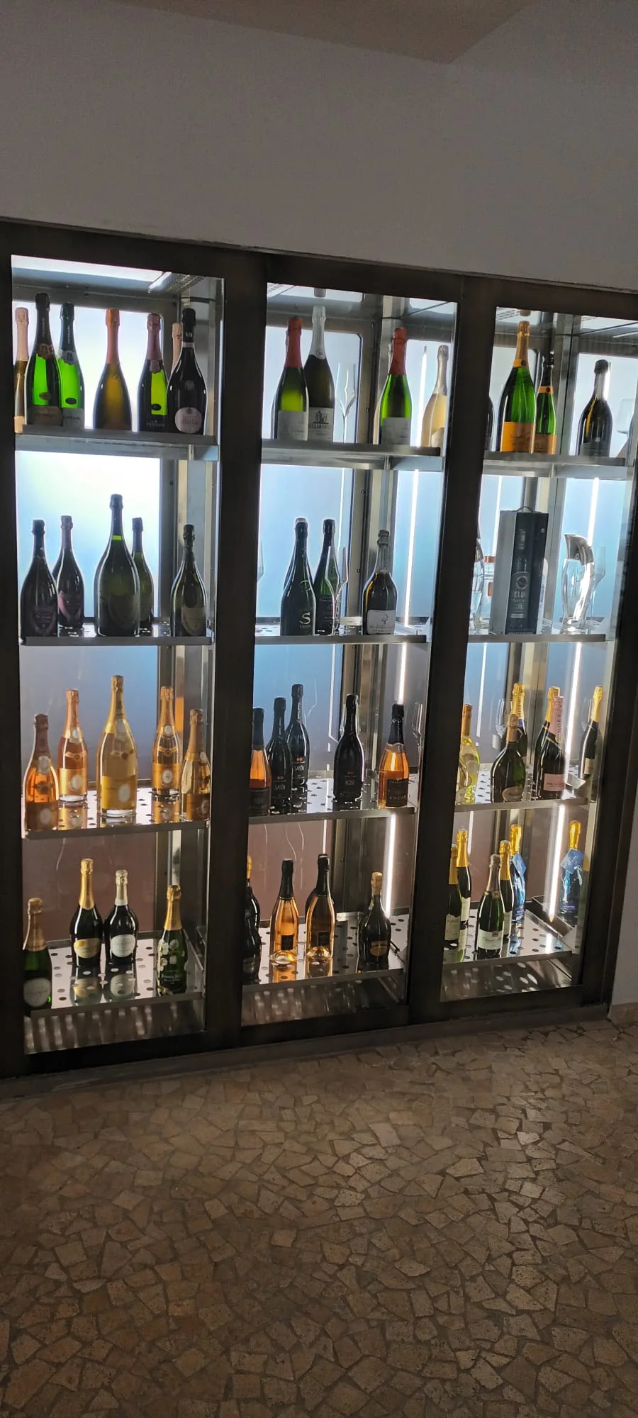 Glasvitrine mit verschiedenen Flaschen Champagner und Sekt